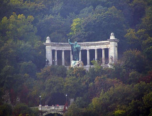 Gellért-høyden i Budapest med statuen av Gerhard