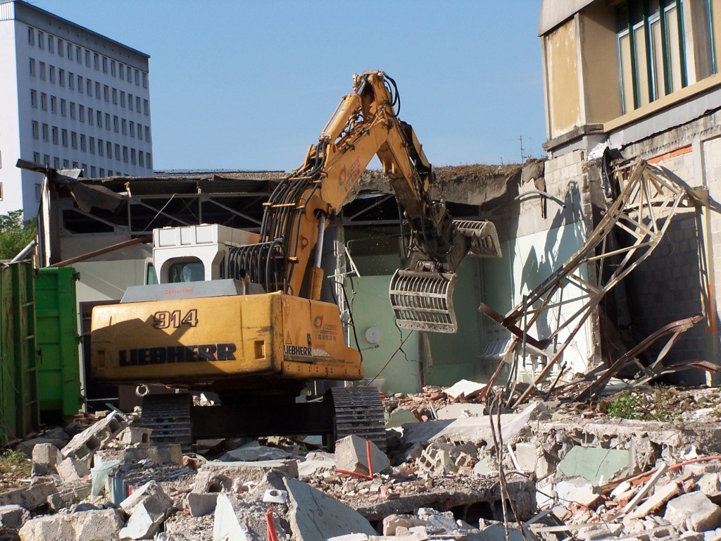 DEMOLITION EXCAVATORS IN FRANCE - Page 6 - The Classic Machinery Network